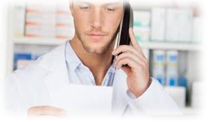 Doctor hablando por tel&eacute;fono